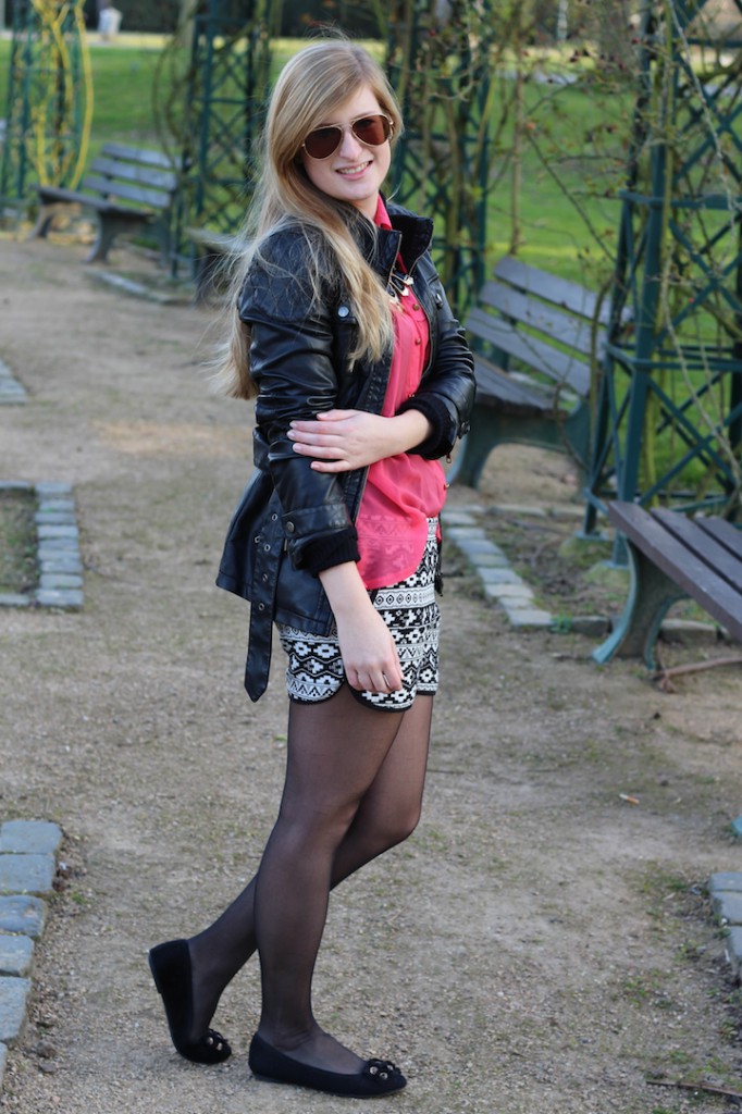 Pinke Bluse gemusterte Stoff Hotpants schwarze Lederjacke Outfit Fashion Blog