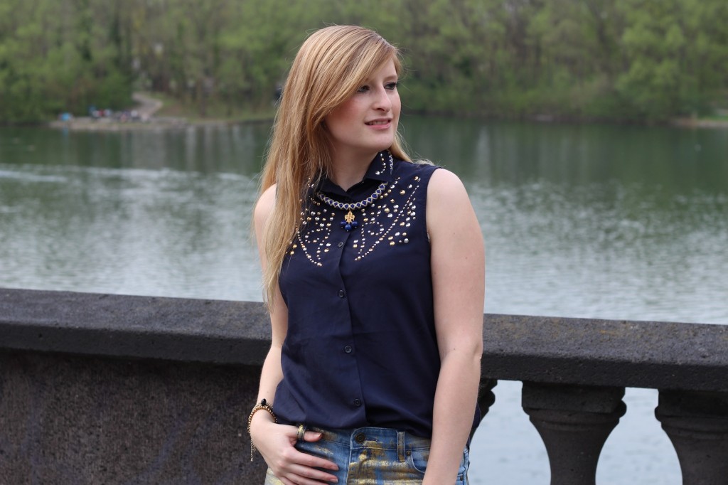 Goldene Jeans Hotpants OOTD Modeblog Bluse mit Applikationen kombinieren
