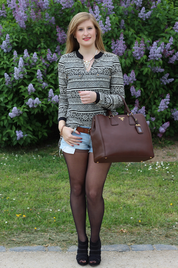 Jeans Hotpants braune Prada Tasche langärmelige Bluse Heels kombinieren Outfit blog