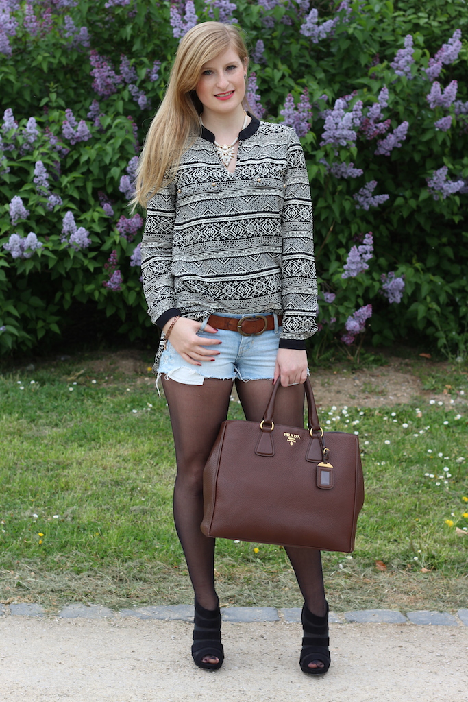 Jeans Hotpants braune Prada Tasche langärmelige Bluse Heels kombinieren Outfit blog