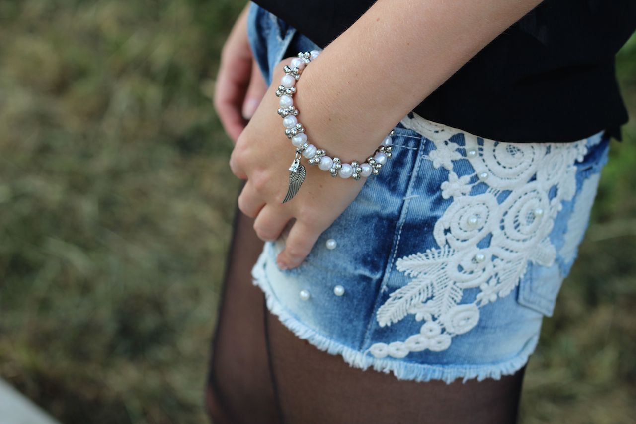 Jeans Hotpants mit Perlen Perlenarmband Modeblog Outfit kombinieren
