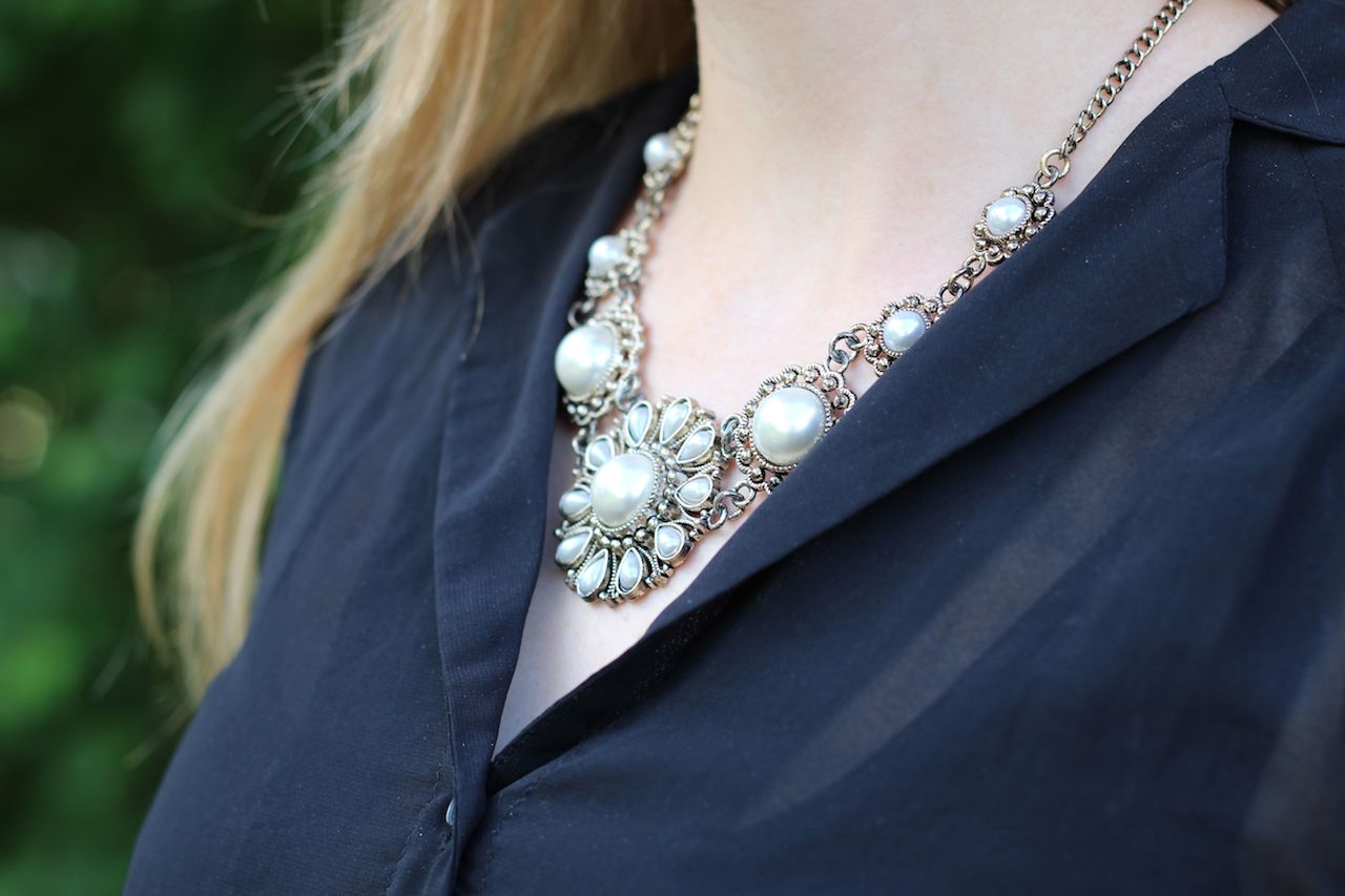 schwarze Bluse mit Perlenhalskette lange blonde Haare Modeblog Bonn