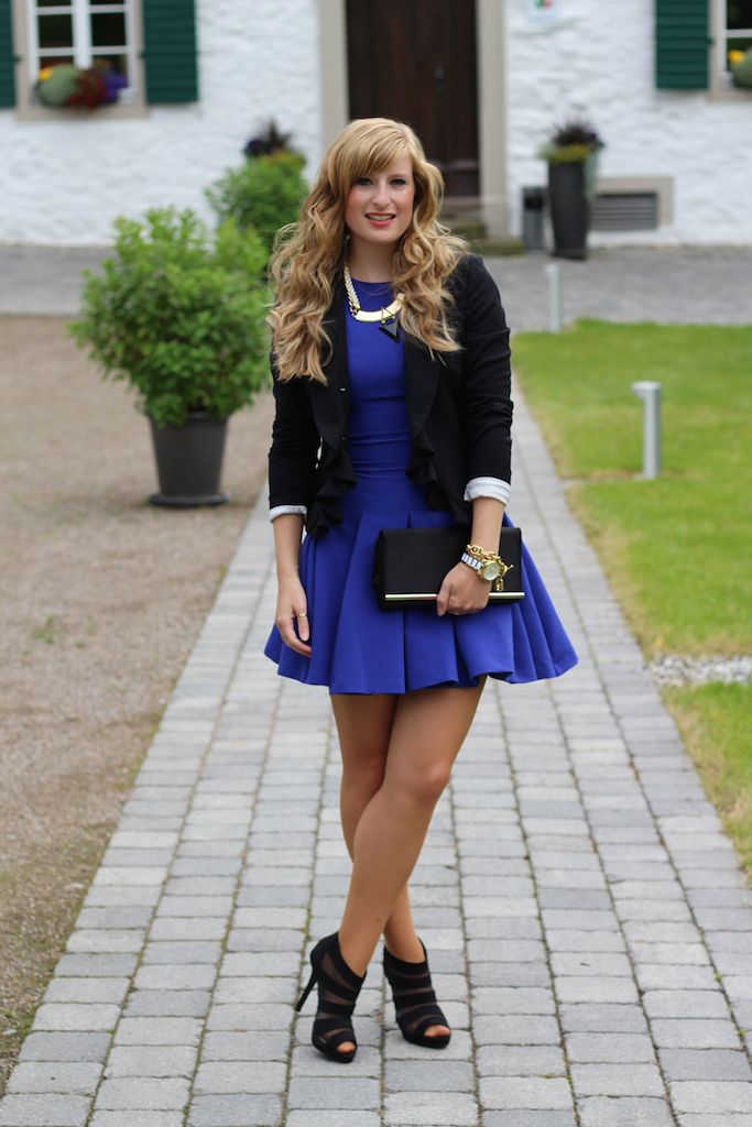 Blaues Kleid zum Standesamt kombinieren mit Tipps schwarze High Heels und Blazer