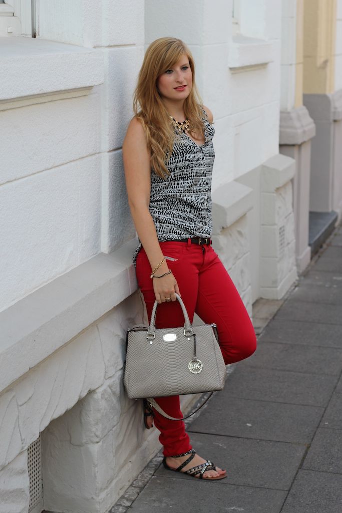 Fashion Blog Köln Rote Sommerhose und gemusterte Bluse