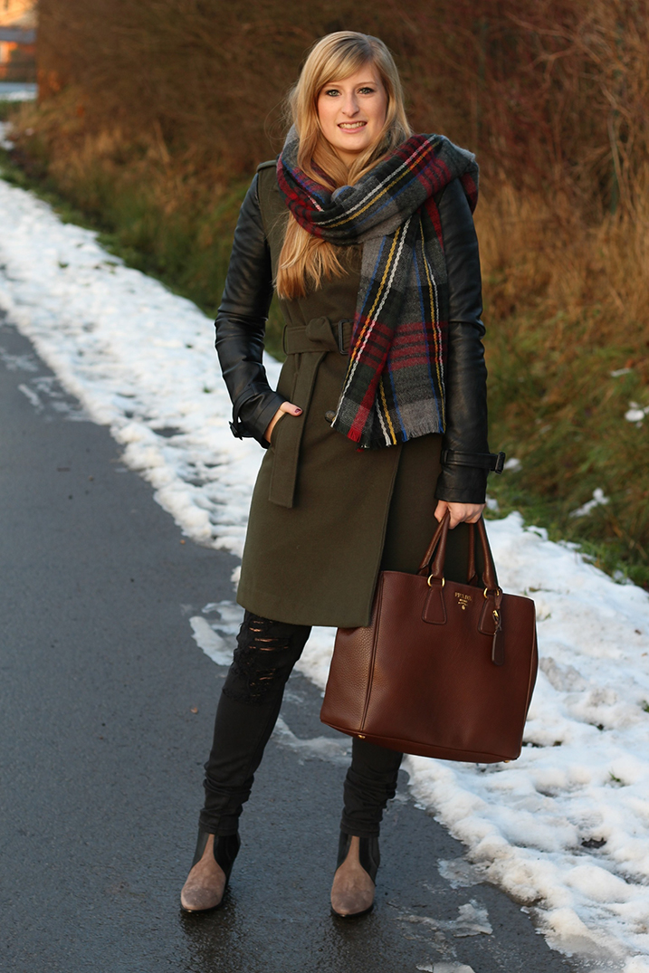 1 grüner Mantel Lederelemente Modeblog Outfit Wintermantel braune Prada Tasche Winterlook
