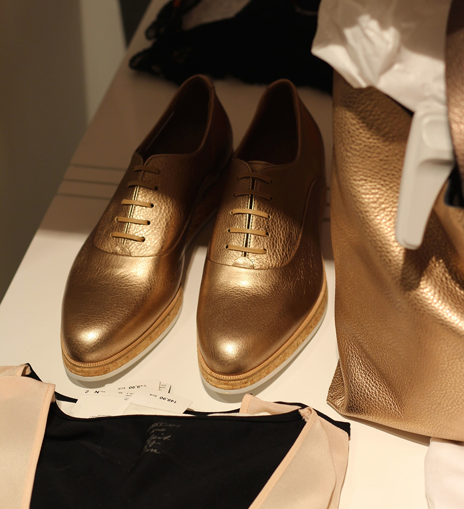 5 Marc Cain & GRAZIA Shop Event Köln Modeblog goldene Schuhe