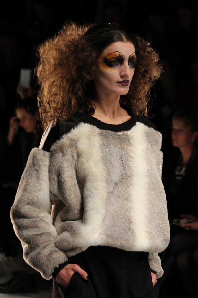 7 Rebekka Ruétz Berlin Fahsion Week 2015 Pullover Fake Fur