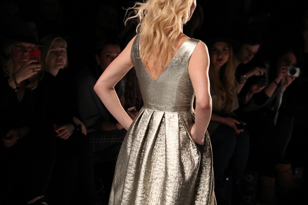 92 Fashion Week Berlin Minx 2015 Herbst Winter Metallic Kleid
