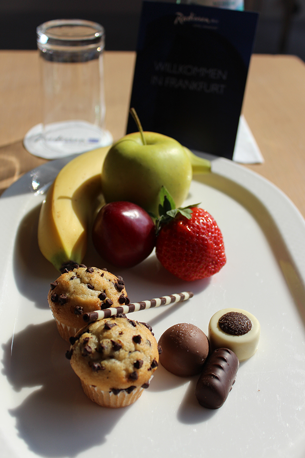 4 Radisson Blu Hotelzimmer Business Obst Süßigkeitenteller