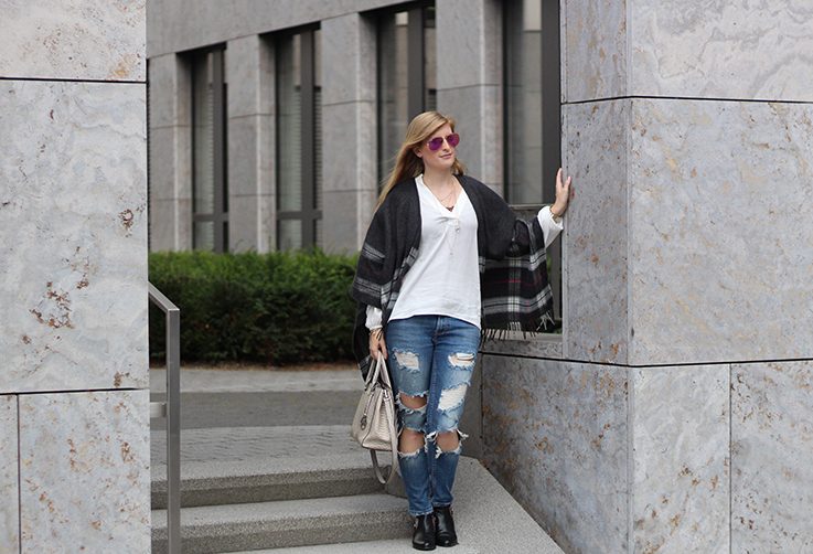 Herbstlook Poncho und Ripped Jeans