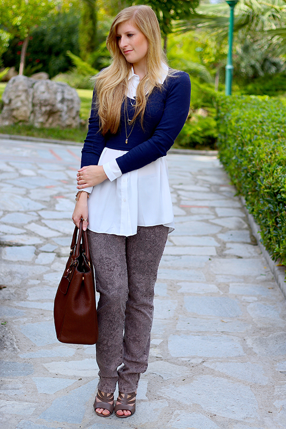 Streetstyle Mode Blog Griechenland Blaues Crop Top mit weißer Bluse braune Prada Tasche 9
