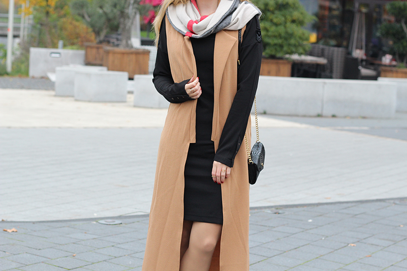 Langer ärmerlloser Mantel in Caramel von Asos mit Pilotenkleid Lookbook Outfit Herbst Modeblog 3