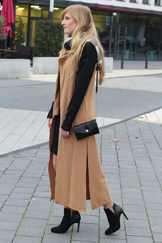 Langer ärmerlloser Mantel in Caramel von Asos mit Pilotenkleid Stiefeletten Zara Outfit Herbst Modeblog 4