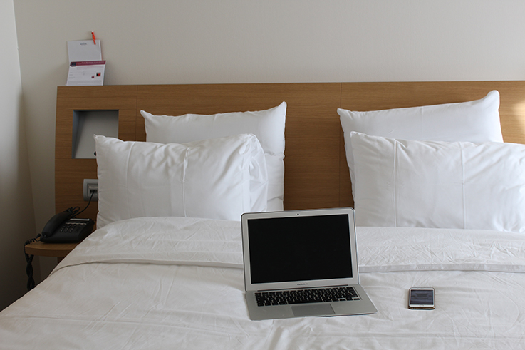 Hotel Novotel Aachen City Zimmer Einrichtung Bett MacBook weihnachtliches Wochenende Hotelbericht Reiseblog