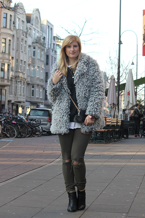 Modeblog Köln Outfit in Köln Warme Flauschjacke grüne Ripped Jeans schwarze Michael Kors Tasche klein OOTD 1
