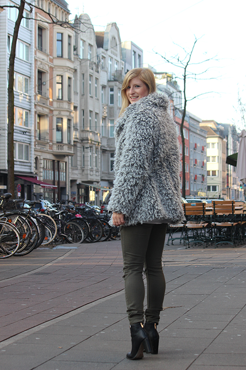 Modeblog Köln Outfit in Köln Warme Flauschjacke grüne Ripped Jeans schwarze Michael Kors Tasche klein OOTD 4