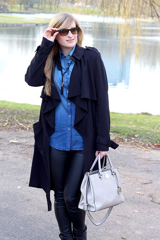 Winter Outfit OOTD Blog schwarzer Trenchcoat blaue Jeansbluse kombinieren Lederleggins Michael Kors Tasche Schlangenmuster 1
