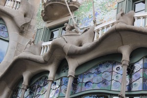 Casa_Battlo_Antoni_Gaudi_Barcelona_Frontansicht_Sehenswürdigkeit_Reisetipp_Travelblog_Fensterfront