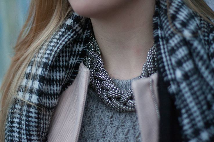 Layering Rosa Mantel Zara schwarz weiß karierter Schal grauer Pullover H&M kombinieren streetstyle Blog Berlin 5