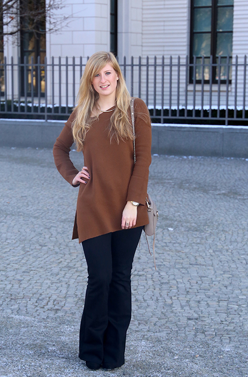 Flared Jeans Schlaghose kombinieren Zara Off-Shoulder Pullover Modeblog Trend Frühling 2