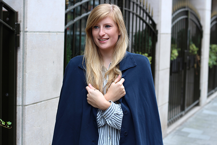 Gestreifte Bluse Layering Stoff-Cape kombinieren Outfit Brüssel Modeblog 5