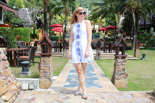Urlaubsoutfit mit weißem, rückenfreien Strandkleid