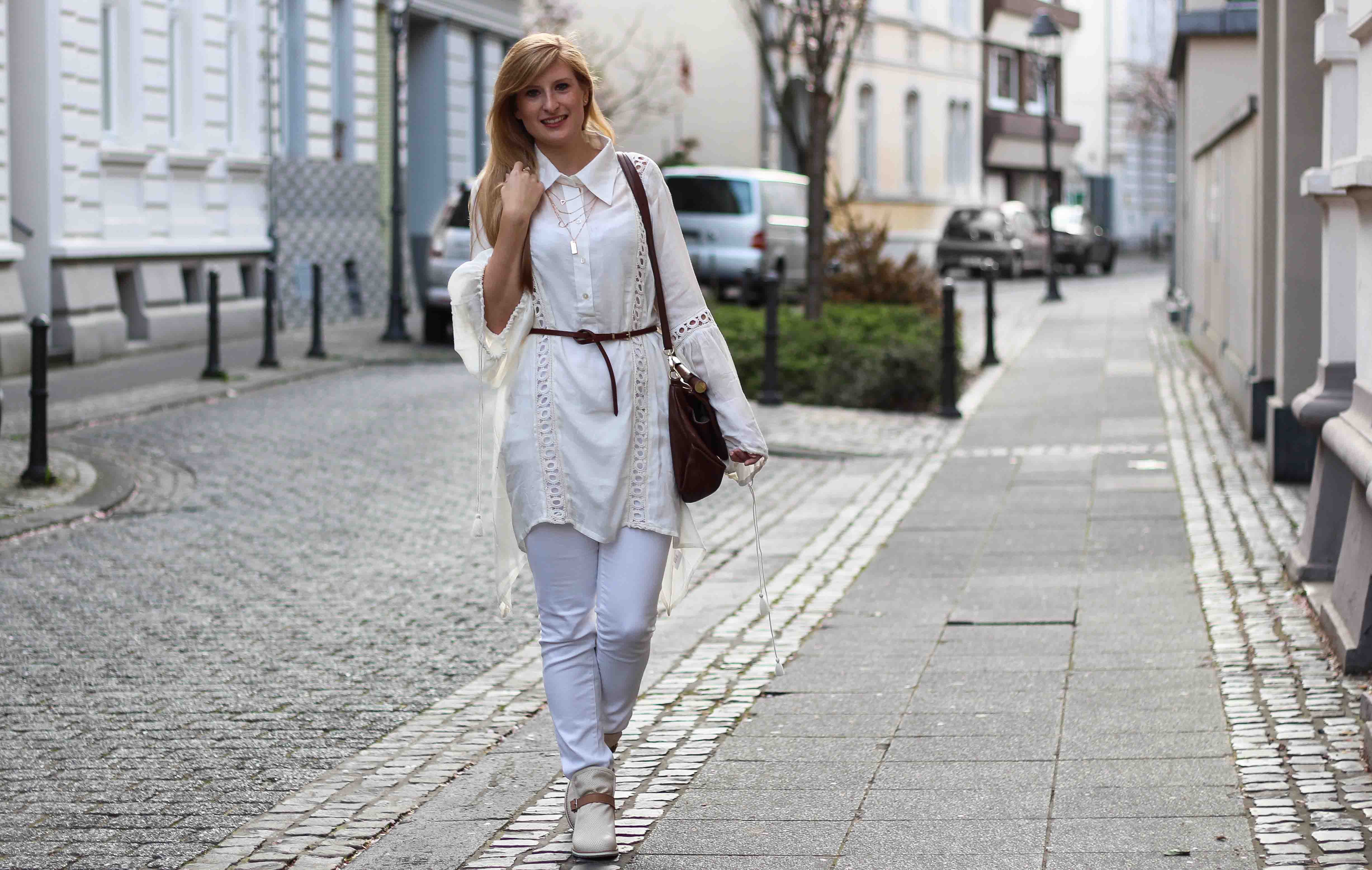 All White Outfit Frühlingslook Tunika Bluse weiße Hose Modeblog Bonn 6