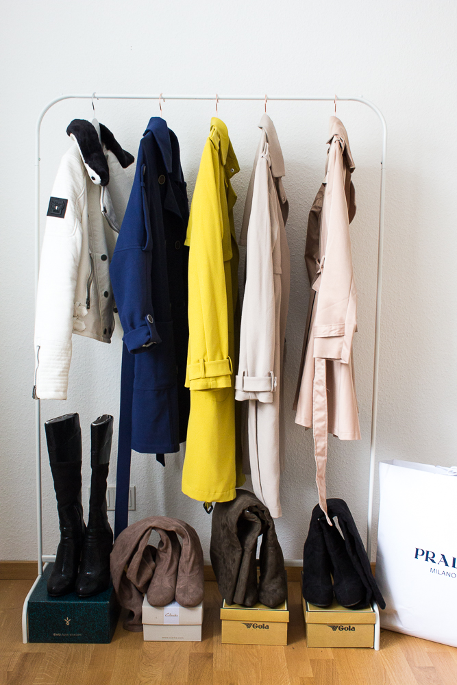 Blogger Arbeitsplatz Modeblog Köln Einblicke Interior Kleiderstange Frühling Trenchcoat Prada