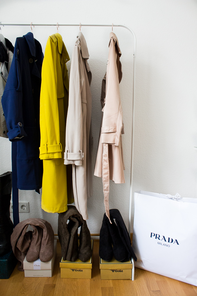 Blogger Arbeitsplatz Modeblog Köln Interior Kleiderstange Frühling Trenchcoat Prada
