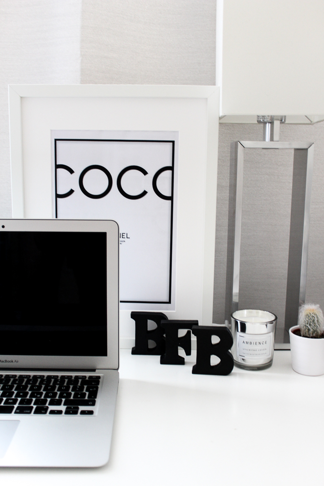 Blogger Arbeitsplatz Modeblogger Arbeitszimmer Einblicke Interior Chanel MacBook