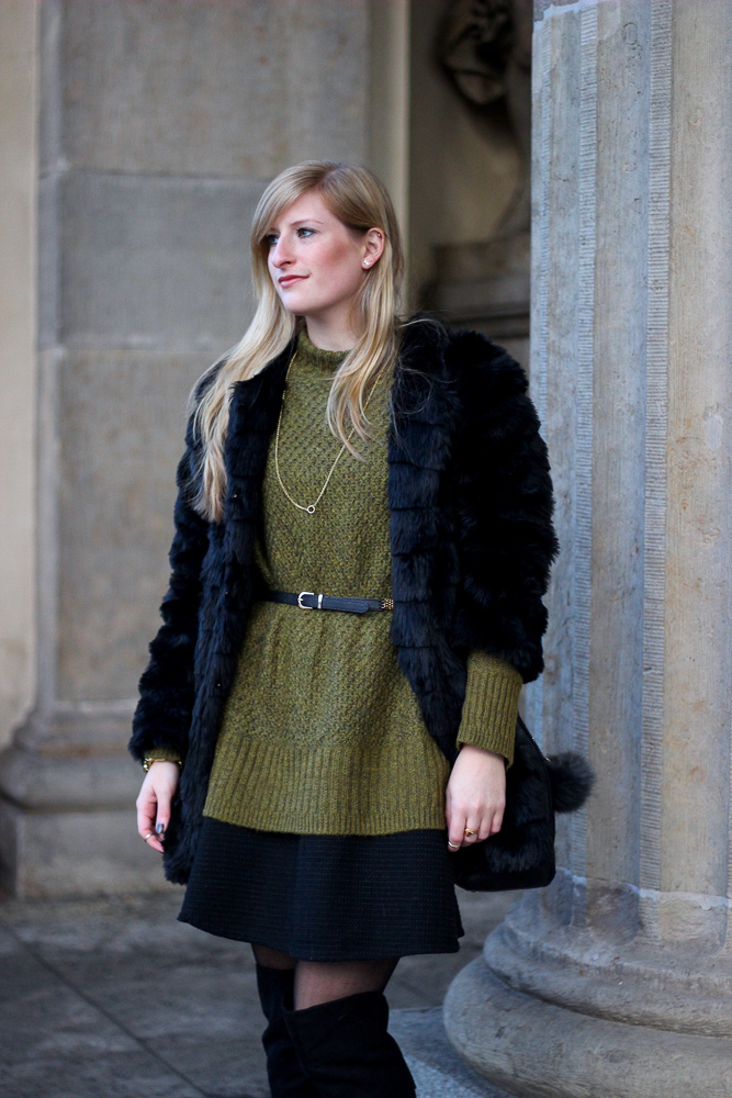 Schwarze Overknees kombinieren Pullover Layering Kunstfell Jacke Outfit Fashion Blog 7