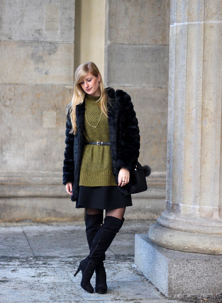 Schwarze Overknees kombinieren Pullover Layering Kunstfell Jacke Outfit Modeblog 5