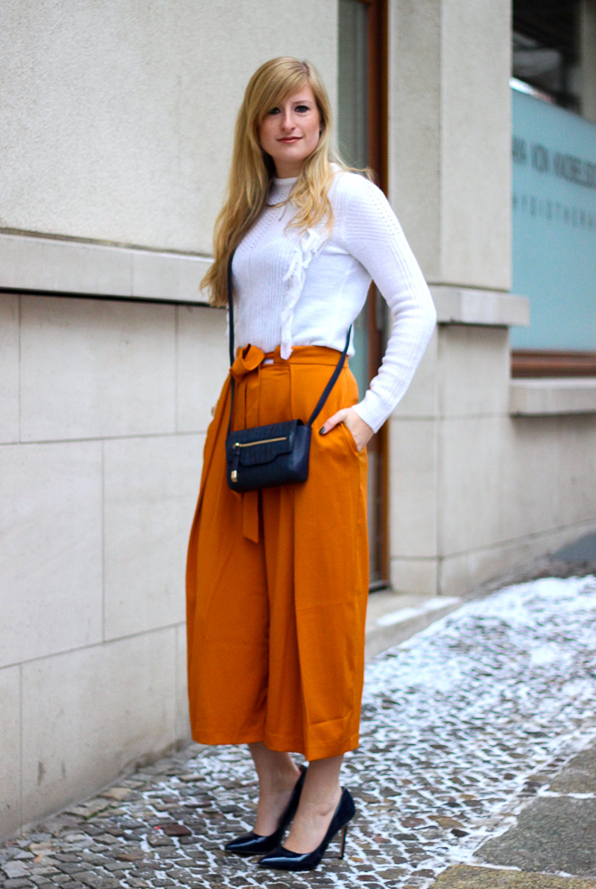 orange Culotte kombinieren Fashion Look weißer Pullover blaue Umhängetasche Berlin 6
