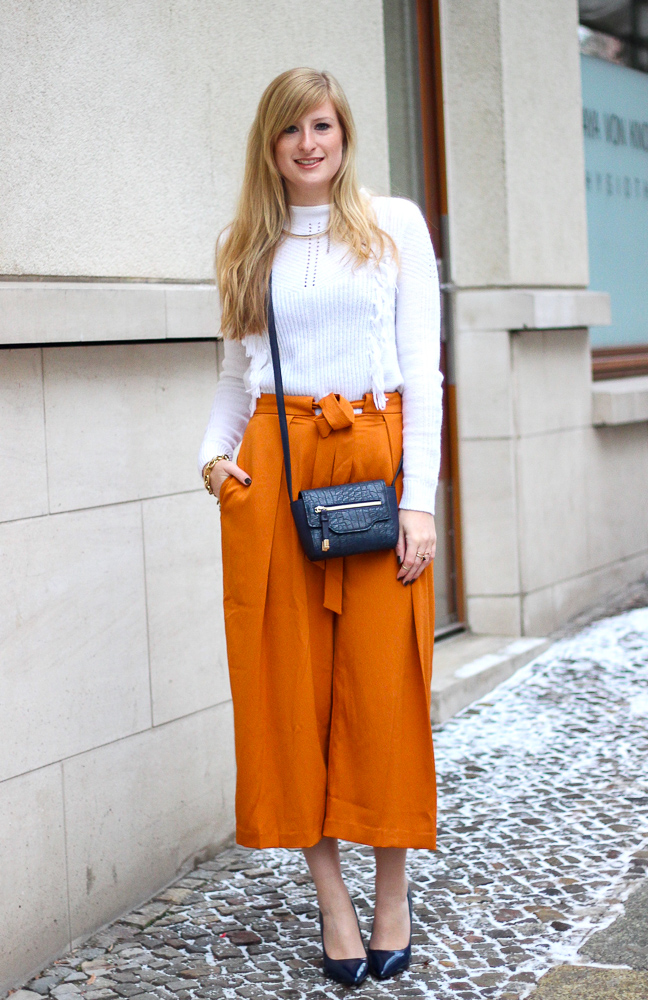 orange Culotte kombinieren Fashion Look weißer Pullover blaue Umhängetasche BrinisFashionbook 1