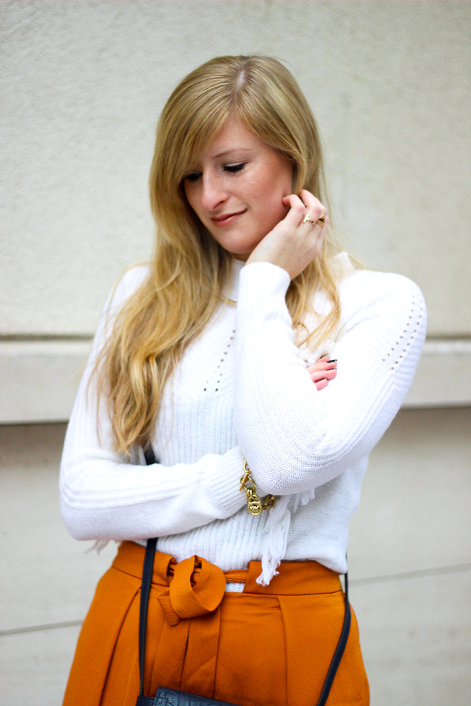 orange Culotte kombinieren Fashion Look weißer Pullover blaue Umhängetasche Modeblog 2