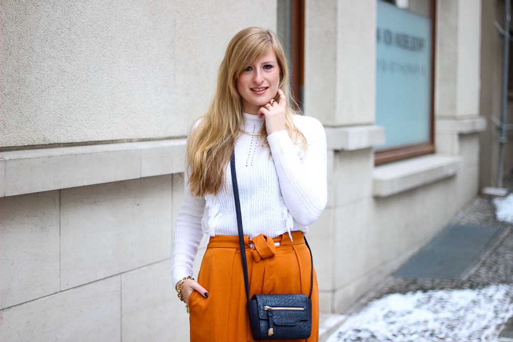 orange Culotte kombinieren Fashion Look weißer Pullover blaue Umhängetasche Modeblog 4