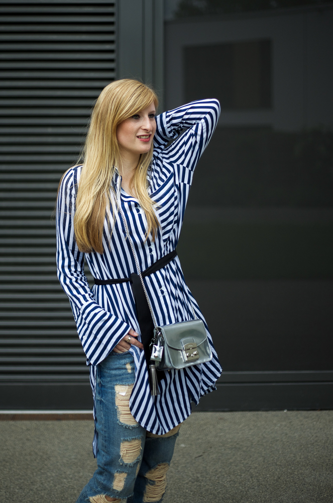 Boyfriend Ripped Jeans kombinieren OOTD blau weiß gestreifte Bluse Edited Modeblog Köln 3