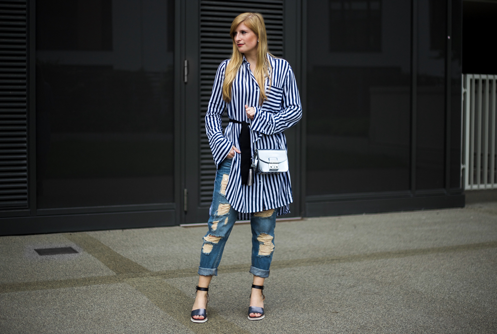 Boyfriend Ripped Jeans kombinieren OOTD blau weiß gestreifte Bluse Edited Modeblog Köln 4
