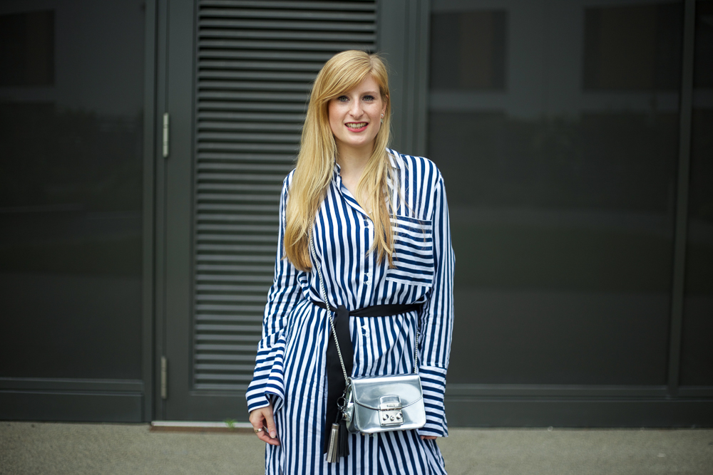 Boyfriend Ripped Jeans kombinieren OOTD blau weiß gestreifte Bluse Edited Modeblog Köln 7