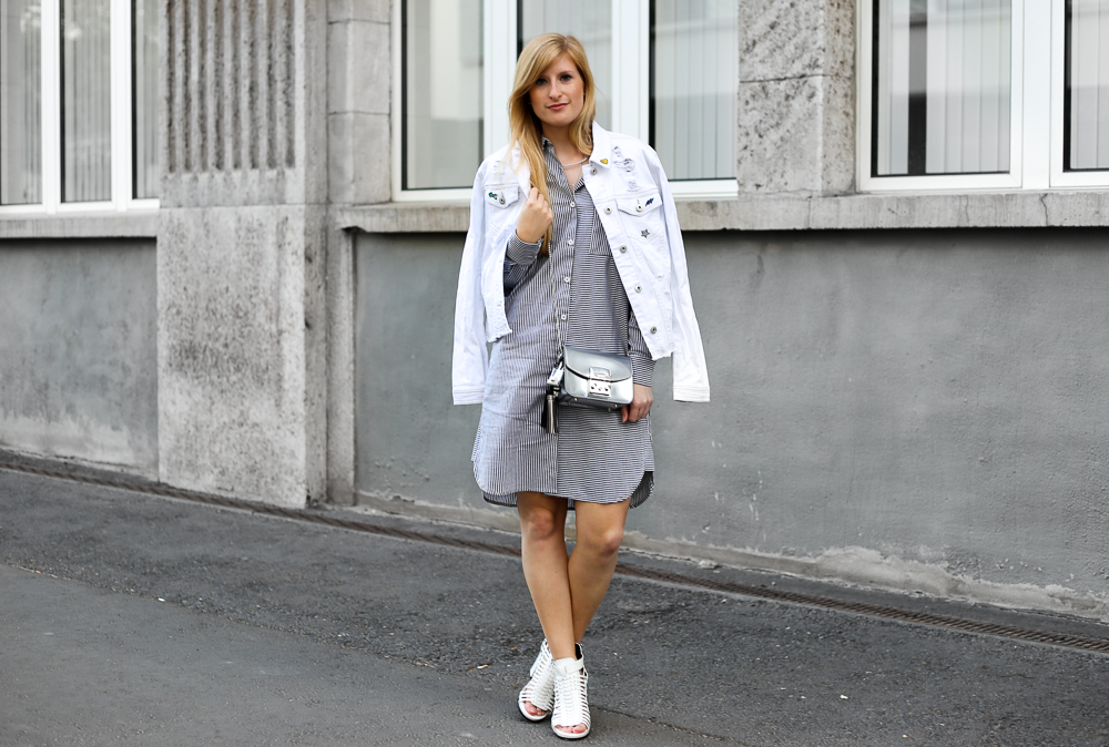 Fashion Week Outfit Blusenkleid und weiße Jeansjacke mit Patches