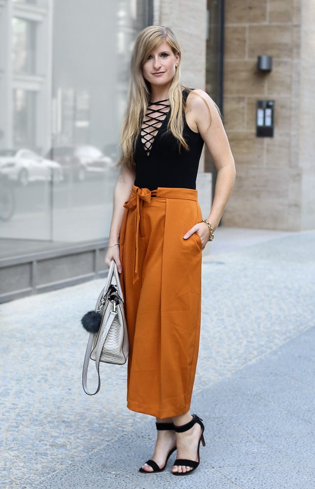Schwarzer Schnürbody H&M orange Culotte Asos Modeblog Streetstyle Berlin Sommertrend 2016 1
