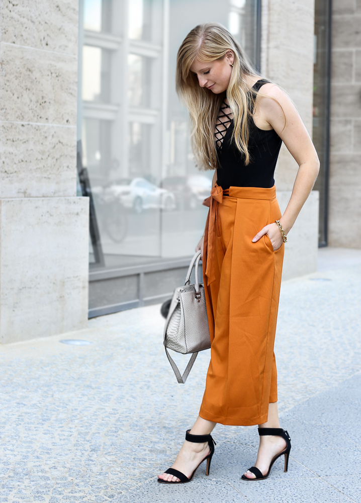 Schwarzer Schnürbody H&M orange Culotte Asos Modeblog Streetstyle Berlin Sommertrend 2016 8
