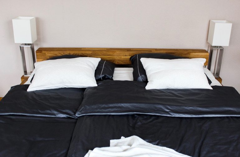 Mode Blogger Interior Update: uriges Balkenbett & Bilderwand