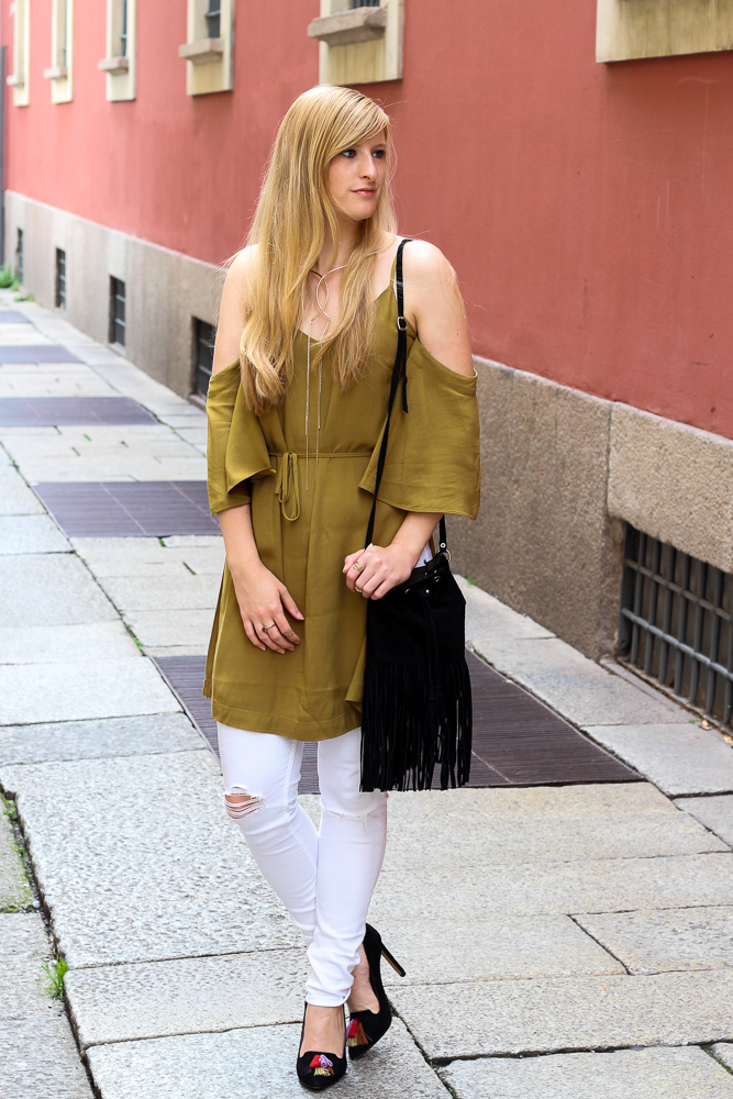 Sommerhose Weiße Ripped Jeans schulterfreies Top Olive Streetstyle Mailand Modeblog 92