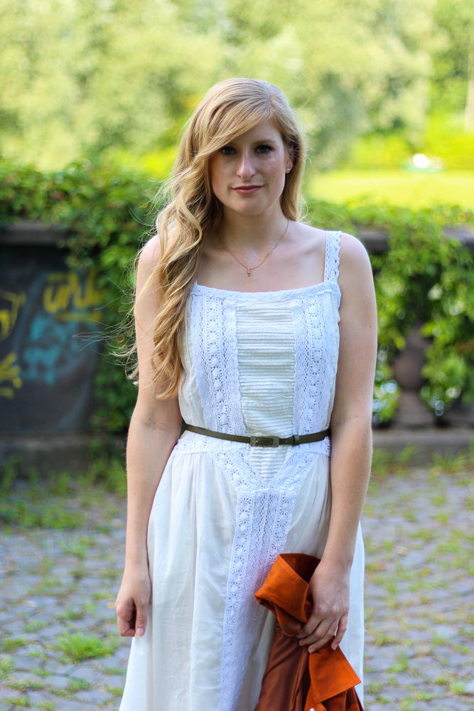 Weißes Maxikleid kombinieren Sommer Must-Have orange Wildlederjacke Rheinaue Bonn Fashion Blog Outfit 4