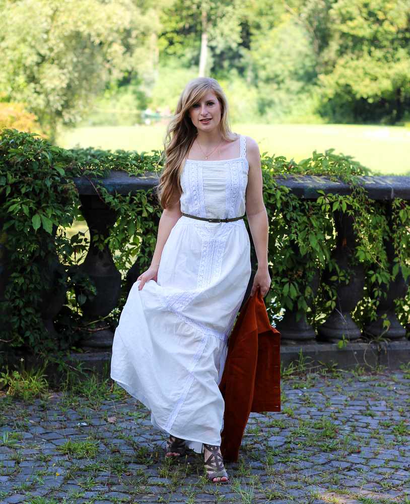 Weißes Maxikleid kombinieren Sommer Must-Have orange Wildlederjacke Rheinaue Bonn Modeblog Outfit 1