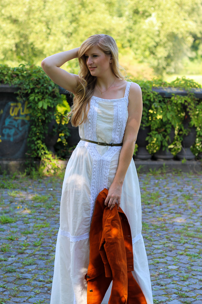 Weißes Maxikleid kombinieren Sommer Must-Have orange Wildlederjacke Rheinaue Bonn Modeblog Outfit 2