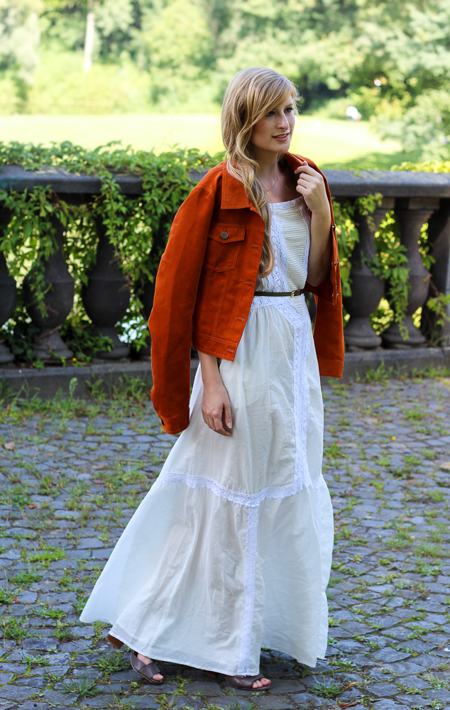 Weißes Maxikleid kombinieren Sommer Must-Have orange Wildlederjacke Rheinaue Bonn Modeblog Outfit 3