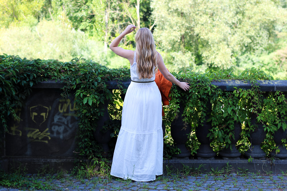 Weißes Maxikleid kombinieren Sommer Must-Have orange Wildlederjacke Rheinaue Bonn Modeblog Outfit 5