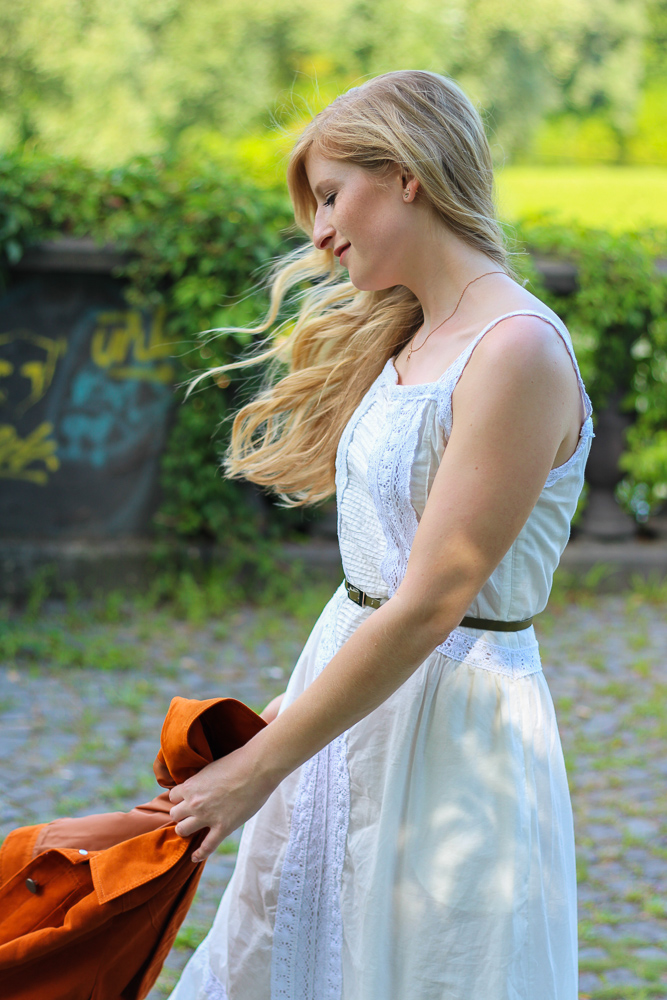 Weißes Maxikleid kombinieren Sommeroutfit orange Wildlederjacke Rheinaue Bonn Modeblog BrinisFashionBook 9